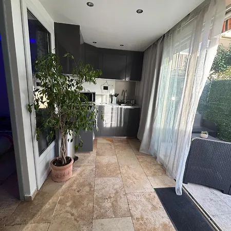 Les Pins Parasols Apartment *