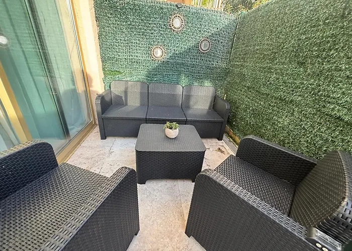 Les Pins Parasols Apartment