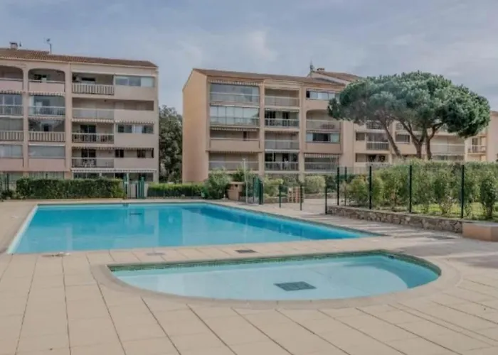 Les Pins Parasols Apartment